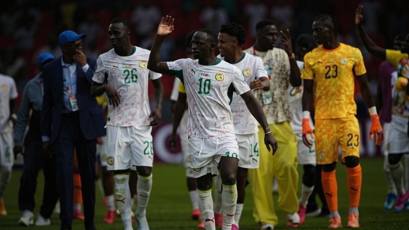 Senegal comemora com a torcida a vitória sobre o Iraque; entre as terceiras colocadas garantidas no mata-mata, africanos têm a pior campanha