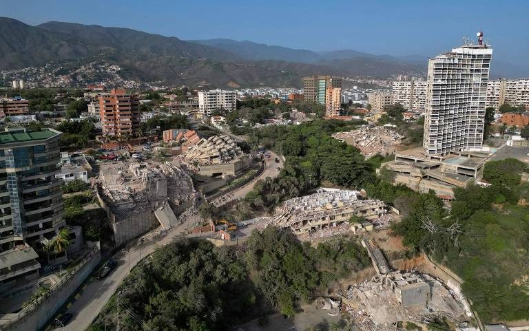 Prédios destruídos em Catia La Mar, no estado de La Guaira, na Venezuela