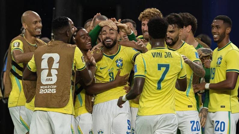 Matheus Cunha, ao centro, comemora seu gol contra a Escócia; Brasil enfrenta o Japão no mata-mata