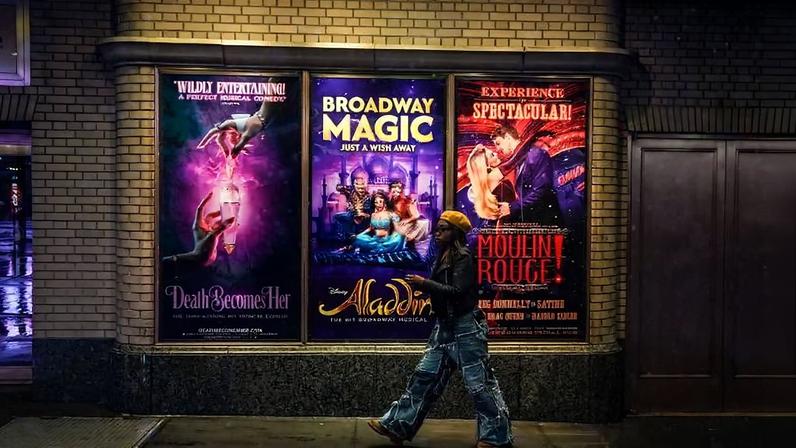 Vista de cartazes de musicais na Broadway, em Nova York