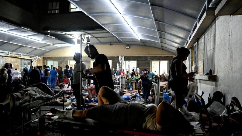 Pessoas recebem tratamento em hospital de campanha montado em La Guaira, na Venezuela