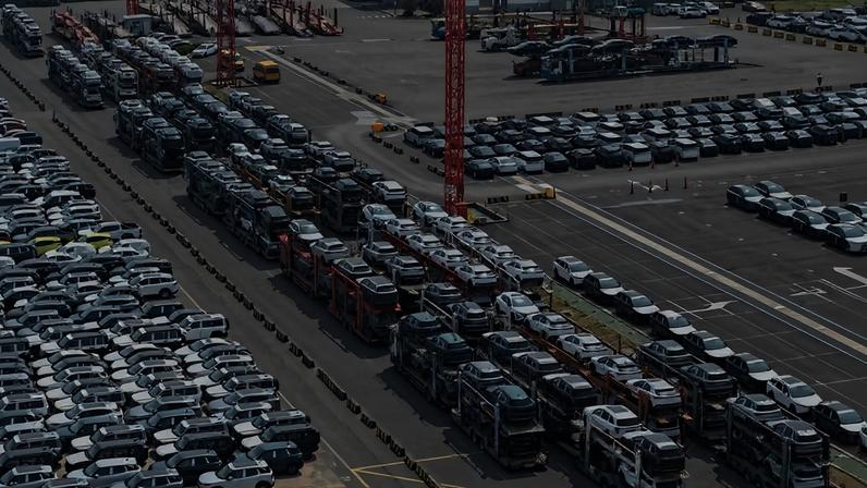 Carros elétricos em porto em Xangai, China, em 9 de junho de 2026