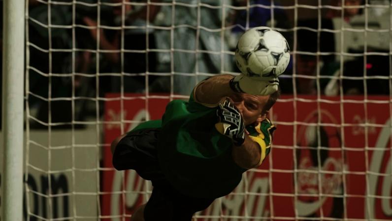 Taffarel defende pênalti que classificou o Brasil na semifinal contra a Holanda, na Copa de 1998
