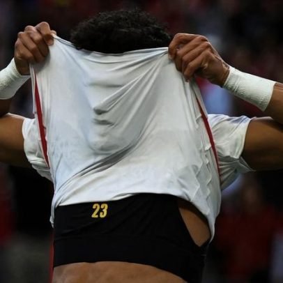 Entenda o que faz o sutiã dos jogadores de futebol, usado na Copa