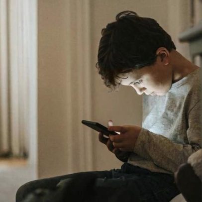 Pesquisadora britânica acusa big techs de explorar vulnerabilidades emocionais