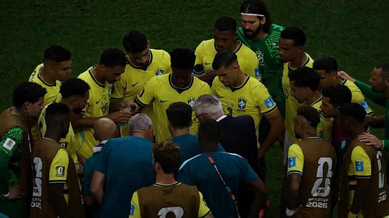 Carlo Ancelotti conversa com jogadores do Brasil em parada para hidratação no jogo contra a Escócia, em Miami