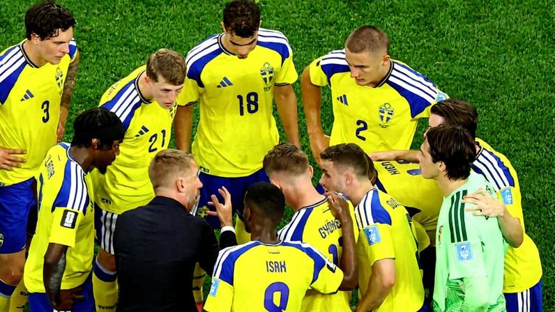 Seleção da Suécia faz pausa para hidratação durante jogo contra o Japão na Copa do Mundo 2026, em Dallas, nos EUA