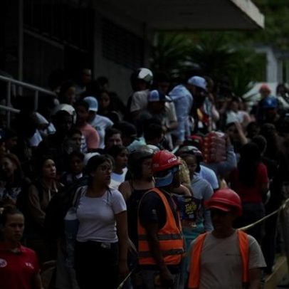 Voluntários lotam hospital em Caracas enquanto médicos atendem vítimas de terremoto