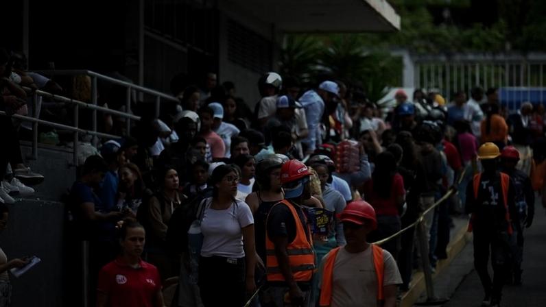 Pessoas se do lado de fora do Hospital Domingo Luciani em busca de familiares em Caracas