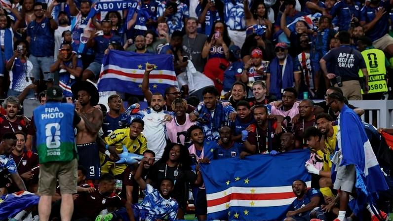 Jogadores e torcedores de Cabo Verde celebram classificação para o mata-mata da Copa nos EUA