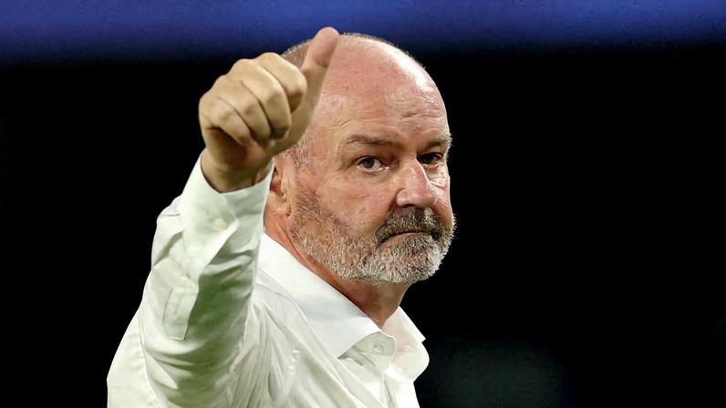 Steve Clarke acena à torcida após a derrota para o Brasil, em Miami Gardens; o treinador anunciou sua saída da seleção escocesa após sete anos