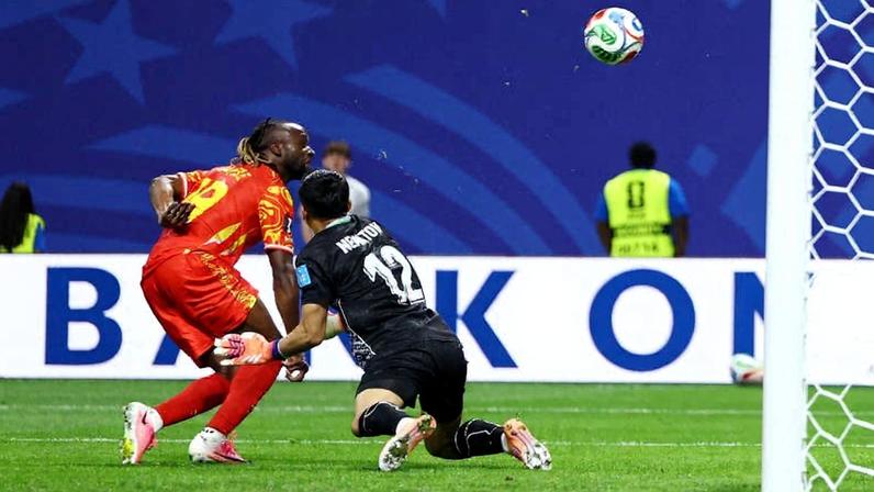 Mayele, da República Democrática do Congo, marca segundo gol da seleção contra Uzbequistão