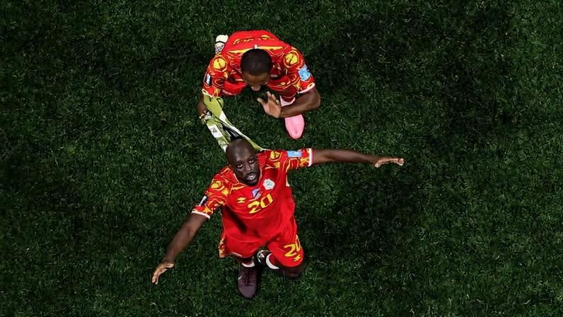 Yoane Wissa, autor de dois gols, comemora com Kalulu a vitória por 3 a 1 da República Democrática do Congo sobre o Uzbequistão