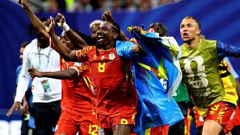 Jogadores de Congo celebram classificação inédita ao mata-mata após jogo contra o Uzbequistão