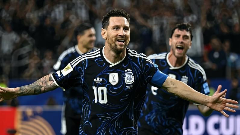 Messi celebra gol de falta sobre a Jordânia no AT&T Stadium, em Arlington, no Texas