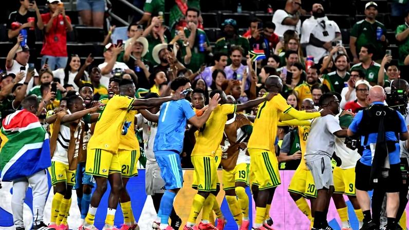 Jogadores da África do Sul festejam classificação para a fase de 32 seleções da Copa; rival será o coanfitrião Canadá, neste domingo (28), às 16h