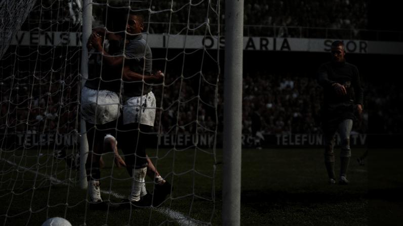 Pelé (dir.) abraça Vavá depois de fazer um gol na vitória por 5 a 2 da seleção brasileira contra a Suécia na final da Copa do Mundo de 1958