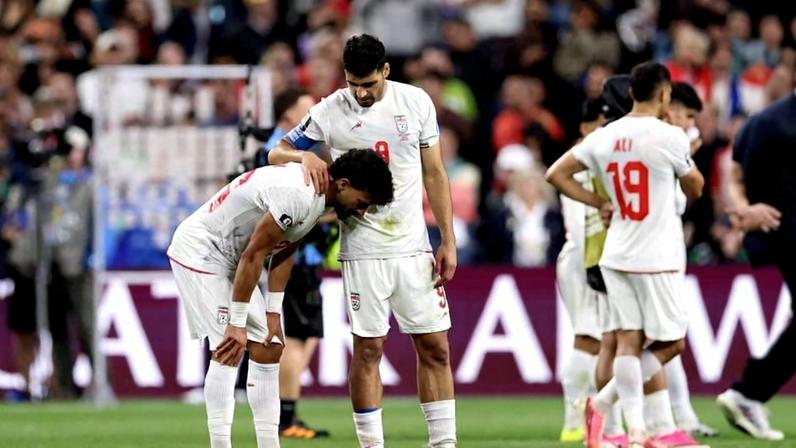 Ramin Rezaeian e Mehdi Taremi se lamentam após o fim da partida contra o Egito