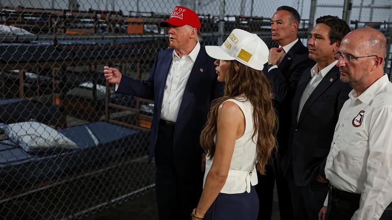O presidente dos EUA, Donald Trump, acompanhado da então secretária de Segurança Interna, Kristi Noem, durante visita ao centro de detenção de imigrantes na Flórida