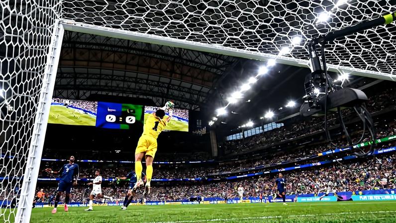 O goleiro Eloy Room, de Curaçao, durante a partida contra o Equador