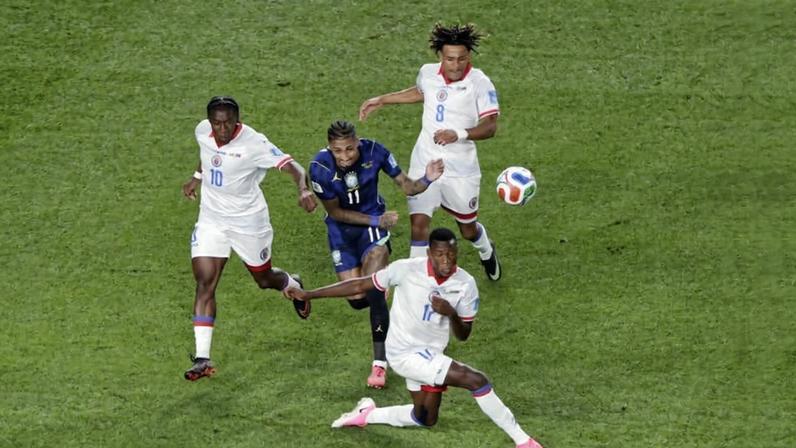 Raphinha em ação com Danley Jean Jacques, Jean-Ricner Bellegarde e Martin Experience no primeiro jogo do Brasil, contra Haiti