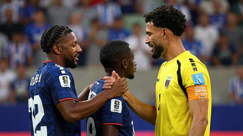 Steven Moreira e Vozinha confraternizam após classificação conquistada contra Arábia Saudita