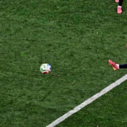 Eustáquio marca decisivo no fim e Canadá avança às oitavas pela primeira vez