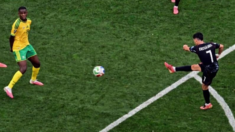 Eustáquio acertou chutaço de fora da área para vencer Rowen Williams