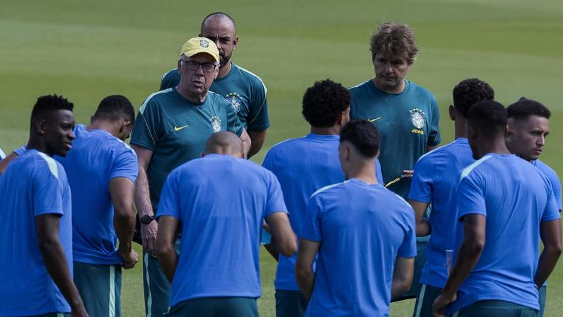 Carlo Ancelotti orienta jogadores do Brasil no último treinamento para a partida contra o Japão; duelo em Houston vale vaga nas oitavas de final da Copa