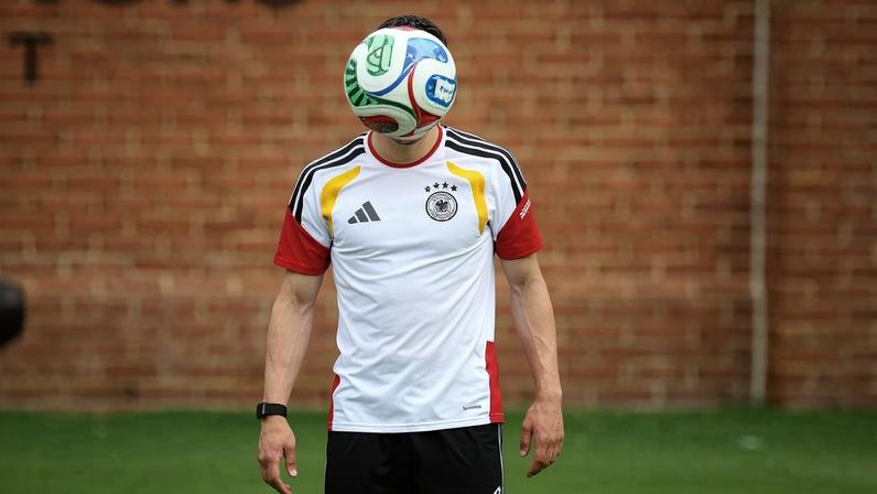 Florian Wirtz, da Alemanha, recebe a bola durante treino antes de confronto contra o Paraguai