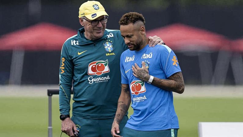 Ancelotti conversa com Neymar em treino da seleção