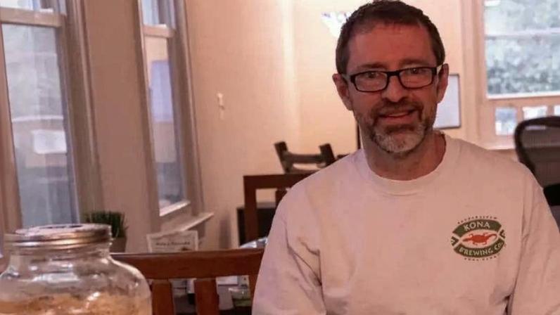 O virologista americano Chris Buck produz há 30 anos cervejas artesanais e decidiu unir suas duas especialidades num só produto