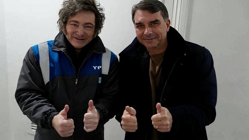 O presidente da Argentina, Javier Milei (esq.), recebe o senador Flávio Bolsonaro na residência oficial, em econtro