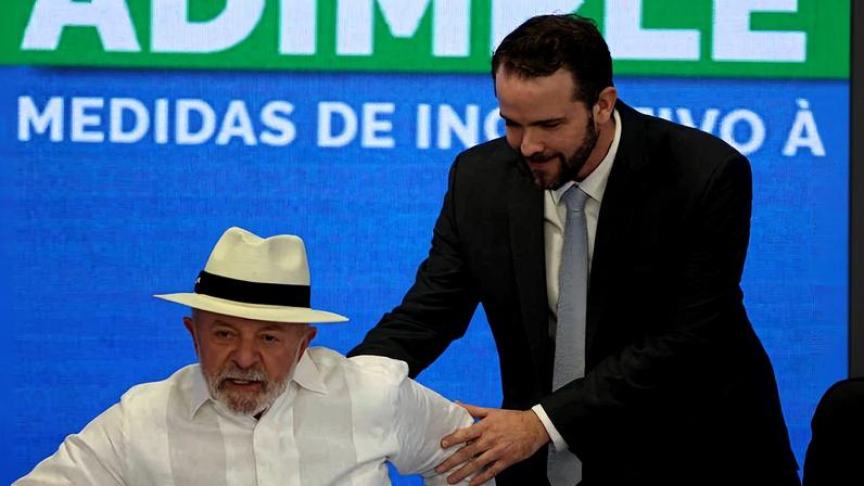O presidente Lula da Silva lança programa Desenrola para adimplentes ao lado do ministro da Fazenda, Dario Durigan, no Palácio do Planalto, em Brasília (DF)