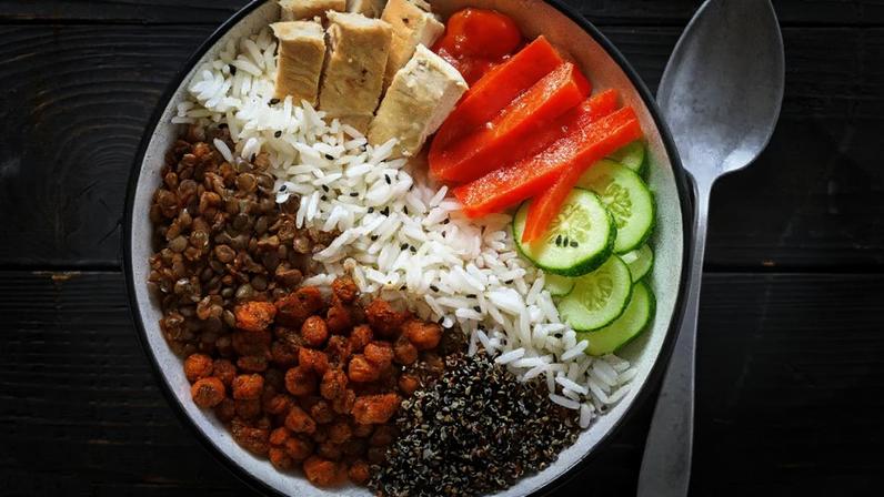 Bowl com arroz, lentilha, grão-de-bico crocante e legumes