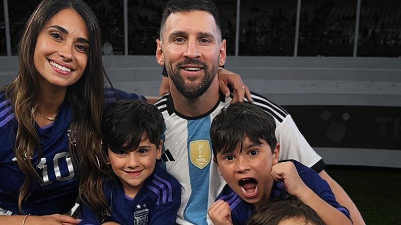 Copa 2026: altura dos filhos de Messi e Antonela Roccuzzo surpreende web em foto de família; ícone da Argentina atinge recordes históricos - na imagem, os cinco comemoram título em 2022.