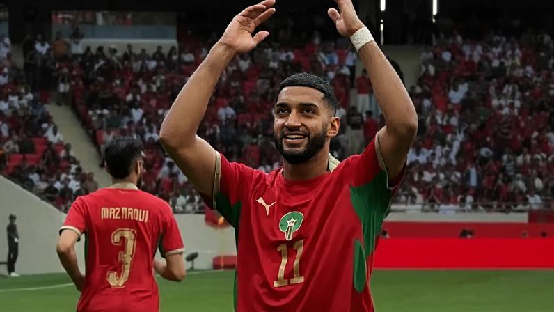 O lateral marroquino Mazraoui (à esquerda) vai ao ataque e recebe a marcação de Couturier.