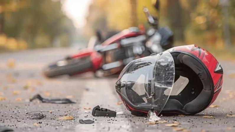 Motociclista com capacete
