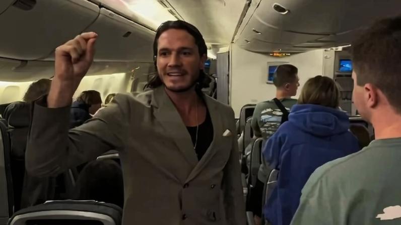 Evangelista prega em avião e faz apelo a cristãos a bordo