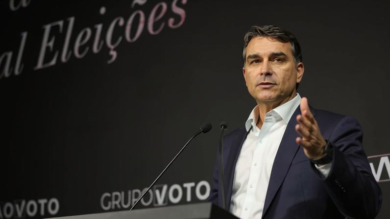 Flávio Bolsonaro participa do evento 'Brasil de Ideias Mulher - Especial Eleições', do Grupo Voto, em São Paulo