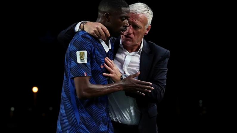 Didier Deschamps, técnico da França, conversa com Ousmane Dembelé após substituição em partida contra o Iraque