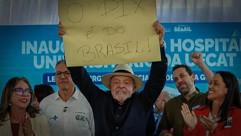 Lula (foto) e Flávio Bolsonaro apareceram em cartazes falando sobre o Pix após críticas dos EUA