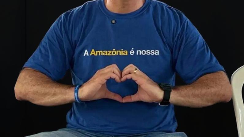 Flávio Bolsonaro usou camisa "A Amazônia é nossa", durante agenda no Pará