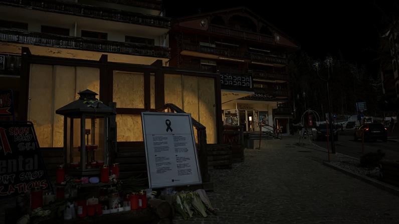 Velas e flores deixadas em frente ao bar Le Constellation, em Crans-Montana, na Suíça