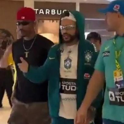 Sósia de Neymar recebe escolta na Copa e atrai multidão