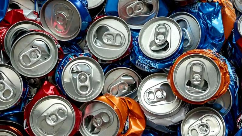 Uma latinha inteligente com sistema de fechamento reutilizável promete reduzir o uso de plástico e facilitar a reciclagem