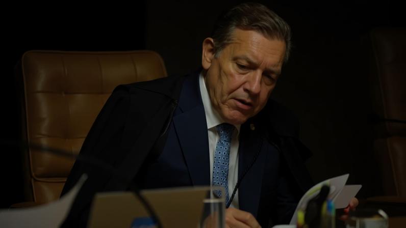Nunes Marques suspende pesquisa da AtlasIntel que aponta queda de Flávio Bolsonaro
