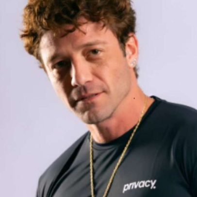 Ex-galã da Globo, conhecido por filmes adultos, sofre acidente durante relação