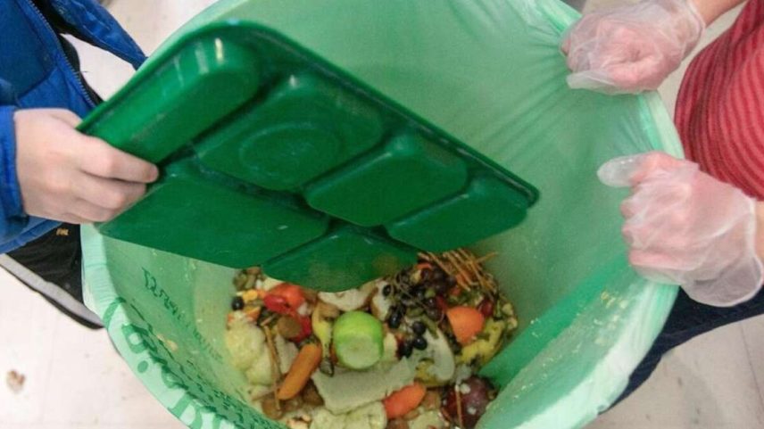 Separação do lixo orgânico de embalagens plásticas não biodegradáveis dificultam a compostagem.