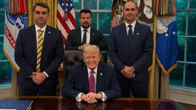 Em maio, Flávio e Eduardo Bolsonaro visitaram Donald Trump na Casa Branca